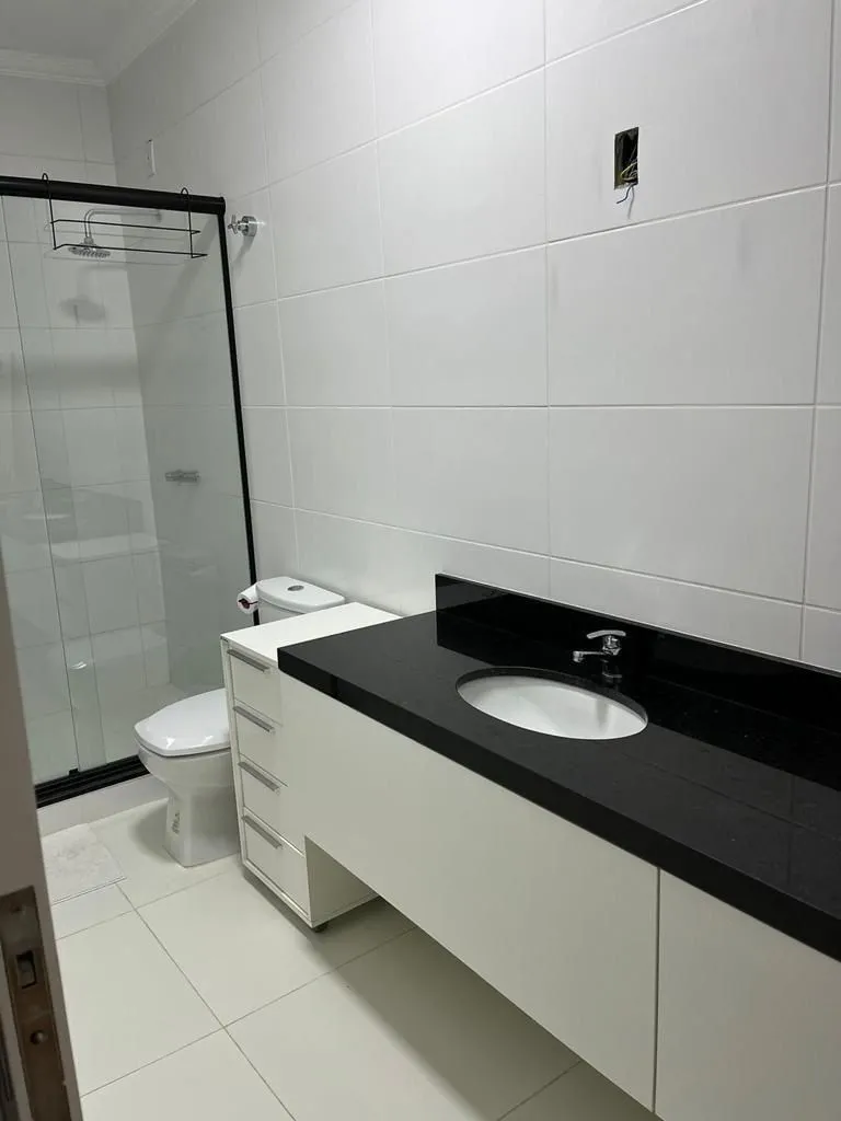 Imagem Casa em condomínio com 3 dormitórios, suíte e 2 vagas.