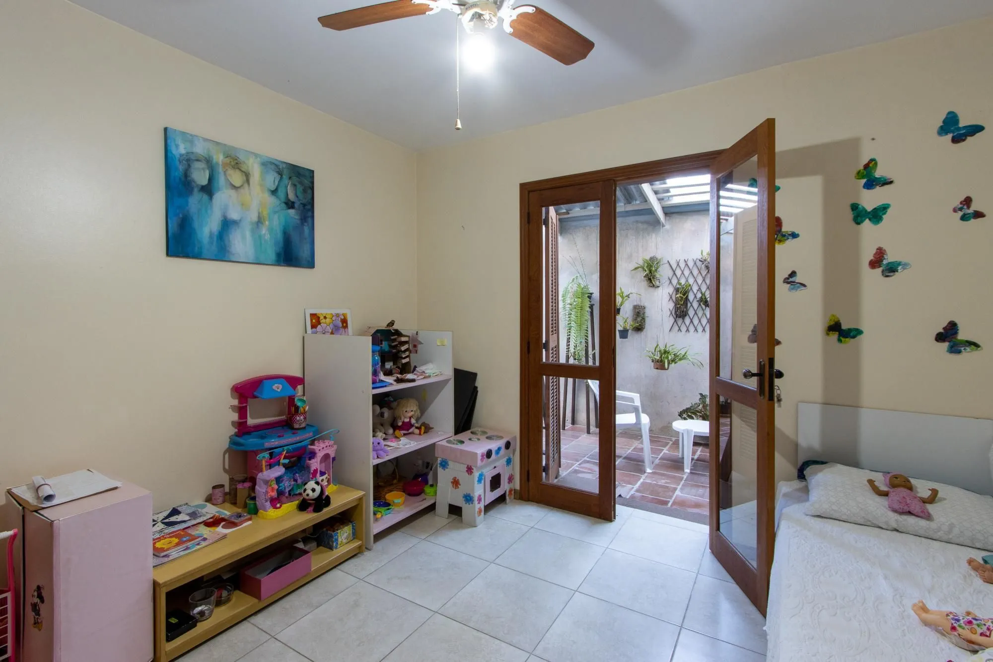 Imagem Casa de Alvenaria, possui 3 dormitórios, uma suíte, hall de entrada, lavabo, living com lareira, cozinha ampla com armários, área gourmet com churrasqueira, corredor, pátio e 4 vagas de garagem, uma construção em anexo que possui hall de entrada, lavabo, 