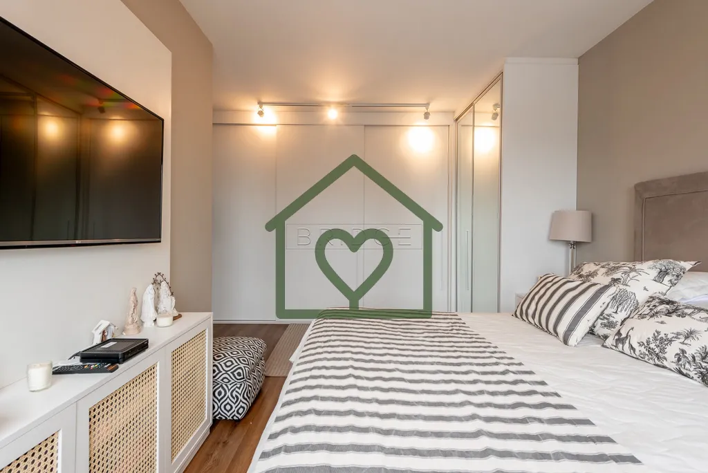 Imagem Bridge Imóveis vende com exclusividade BELISSIMO APARTAMENTO NO CLÁSSICO PETRÓPOLIS. 
Semimobilia...