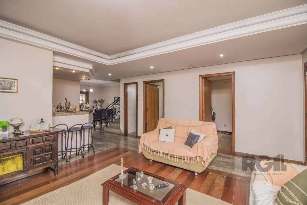 Imagem Casa de 329m² - 4 dormitórios, 1 suíte, 6 vagas no bairro Vila Jardim