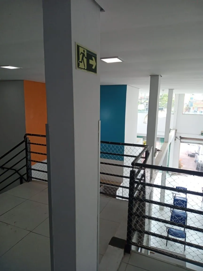 Imagem **Prédio Comercial Desocupado à Venda na Azenha, Porto Alegre, RS**