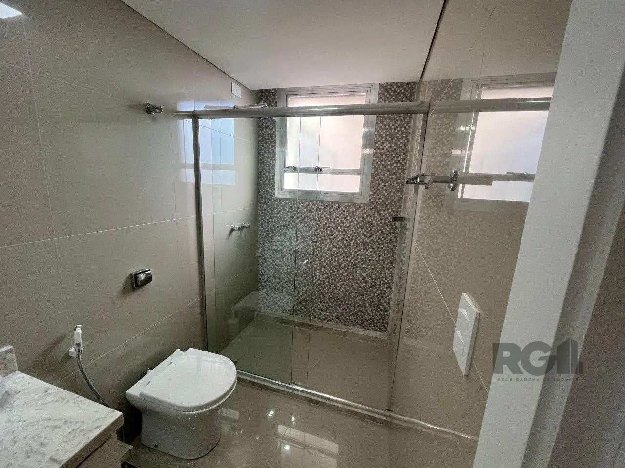 Imagem Apartamento de três quartos, suíte e uma vaga de garagem no bairro Independência em Porto Alegre.