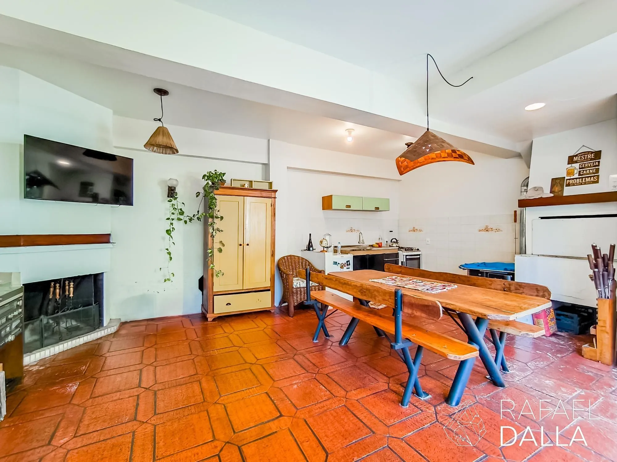 Imagem Casa impecável na Lopo Gonçalves com 4 dormitórios, garagem e pátio amplo