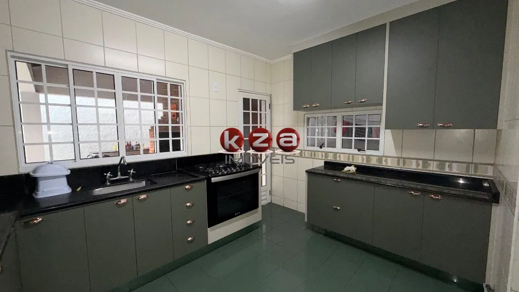 Imagem Casa em Condomínio de Alto Padrão na Vila Faustina II em Valinhos-SP - 3 Quartos, 1 Suíte, 2 Salas, 4 Banheiros, 4 Vagas - 212m².