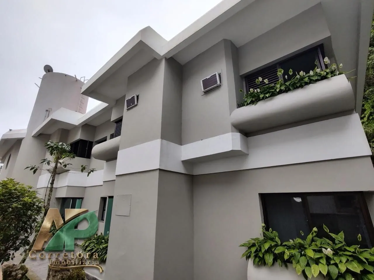 Imagem Mansão de Luxo à Venda no Condomínio Jardim Pernambuco II - Praia do Pernambuco, Guarujá | 4 Suítes, Piscina e Alto Padrão