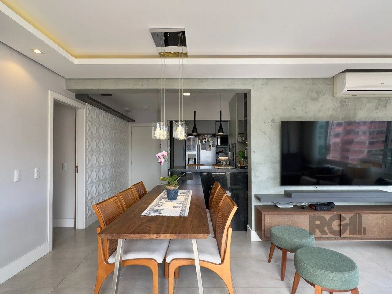 Imagem APARTAMENTO MOBILIADO COM PLANTA DIFERENCIADA E ÓTIMA LOCALIZAÇÃO