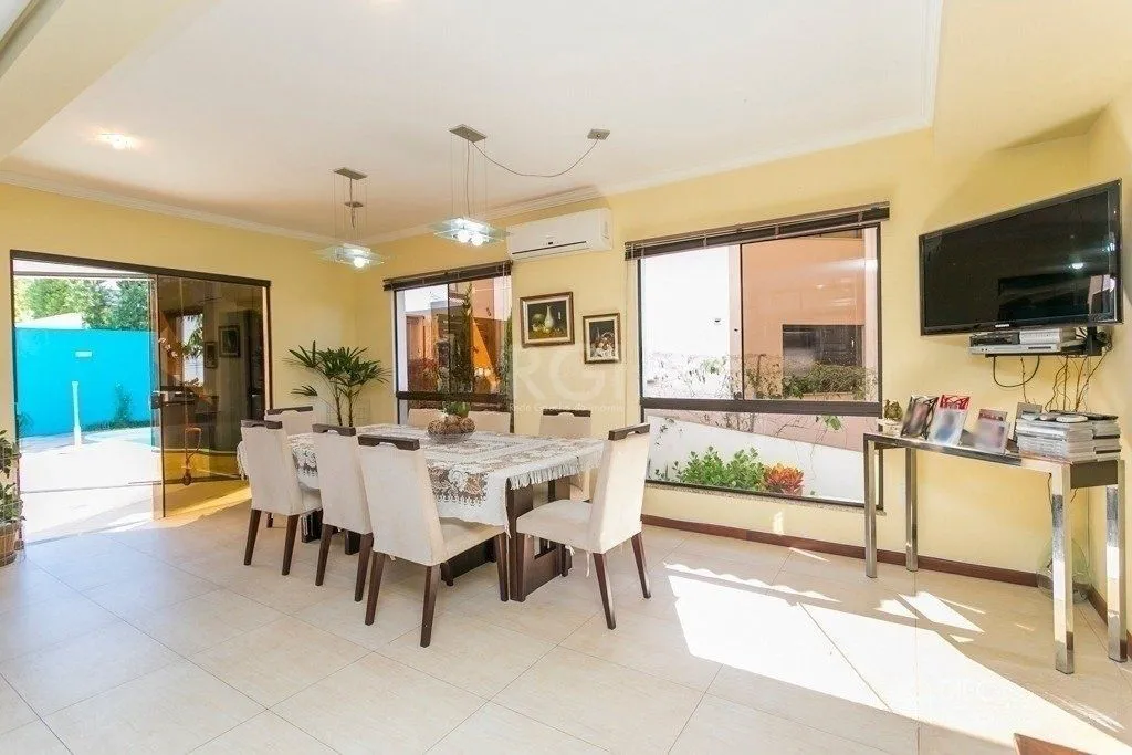 Imagem Excelente casa em condomínio com 3 suítes, piscina e 3 vagas de garagem