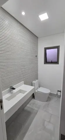 Imagem VENDA DE SOBRADO NOVO NO CONDOMÍNIO REAL PARK, EM ARUJÁ/SP, 300m² com 04 suítes, suíte máster com hidro, garagem com 04 vagas e piscina. CONSULTE-NOS.