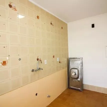 Imagem Apartamento com 2 dormitórios, banheiro auxiliar e 2 vagas cobertas.