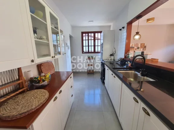 Imagem Casa linear reformada de 3 quartos (sendo 2 suítes) e área gourmet para venda em Teresópolis.