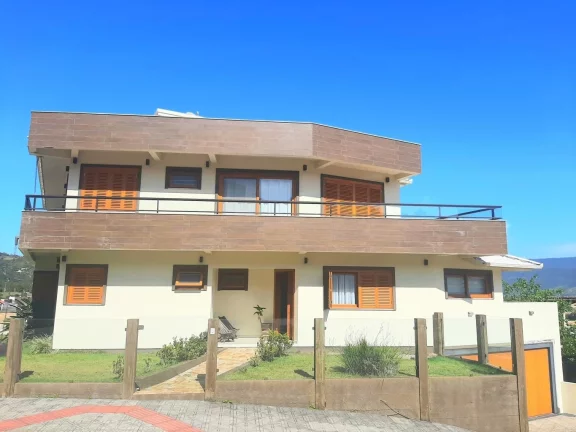 Foto do imóvel Casa dos Sonhos no Jardim Panorâmico, Garopaba-SC: Conforto, Sofisticação e Segurança!