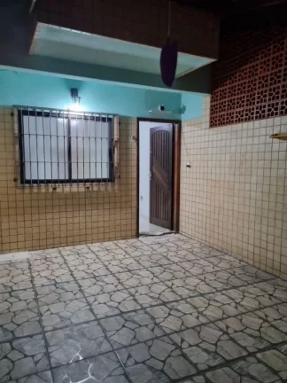 Imagem Sobrado individual à venda no Maracanã em Praia Grande-SP, com 2 dormitórios sendo suítes, sala ampla, cozinha com armários planejados, 1 lavabo, banheiro com box e gabinete, lavanderia, churrasqueira, vaga de garagem, portão em alumínio, a 150 metros da 