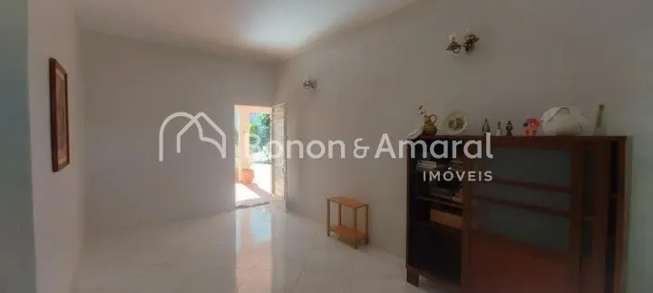 Imagem Casa com 3 Quartos sendo 1 suíte e 3 banheiros à Venda, 211 m²