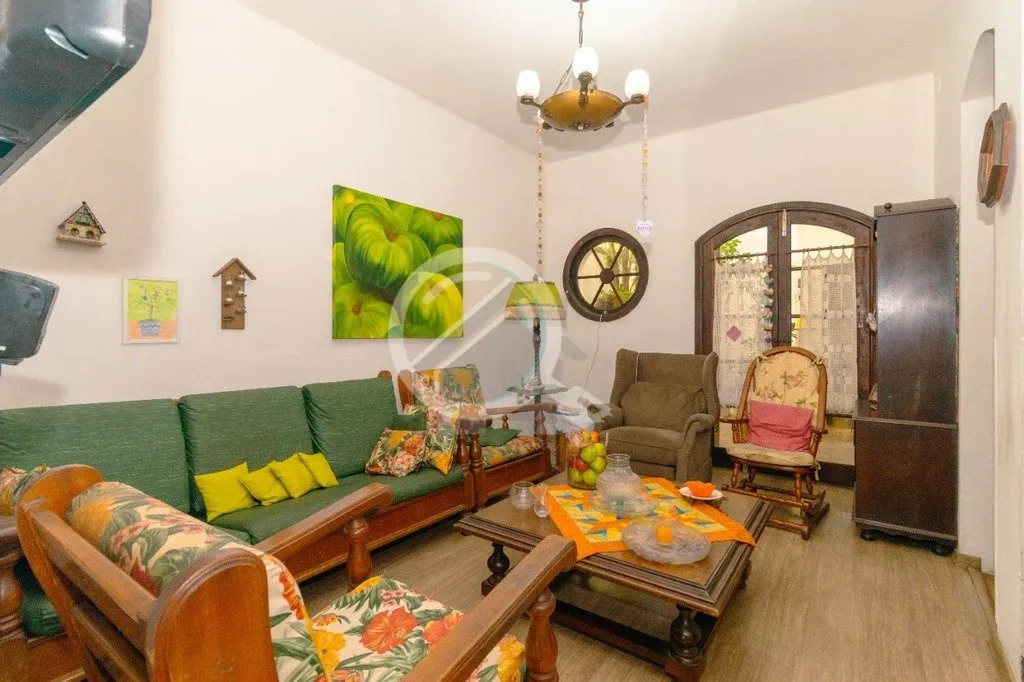 Imagem Casa 2 pavimentos com 130m² de área privativa, três dormitórios, living dois ambientes, sala de ...