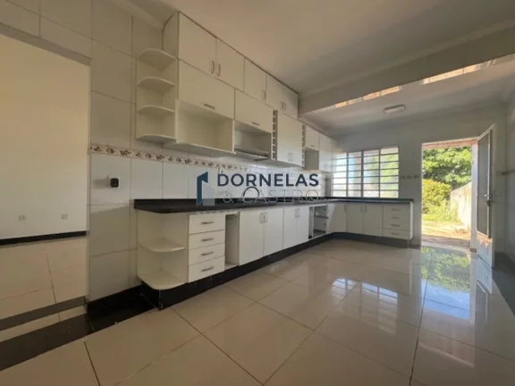 Imagem CASA TÉRREA 3 DORMITÓRIOS UMA SUÍTE GUARAPARK COND. FECHADO TERRENO COM 800M²