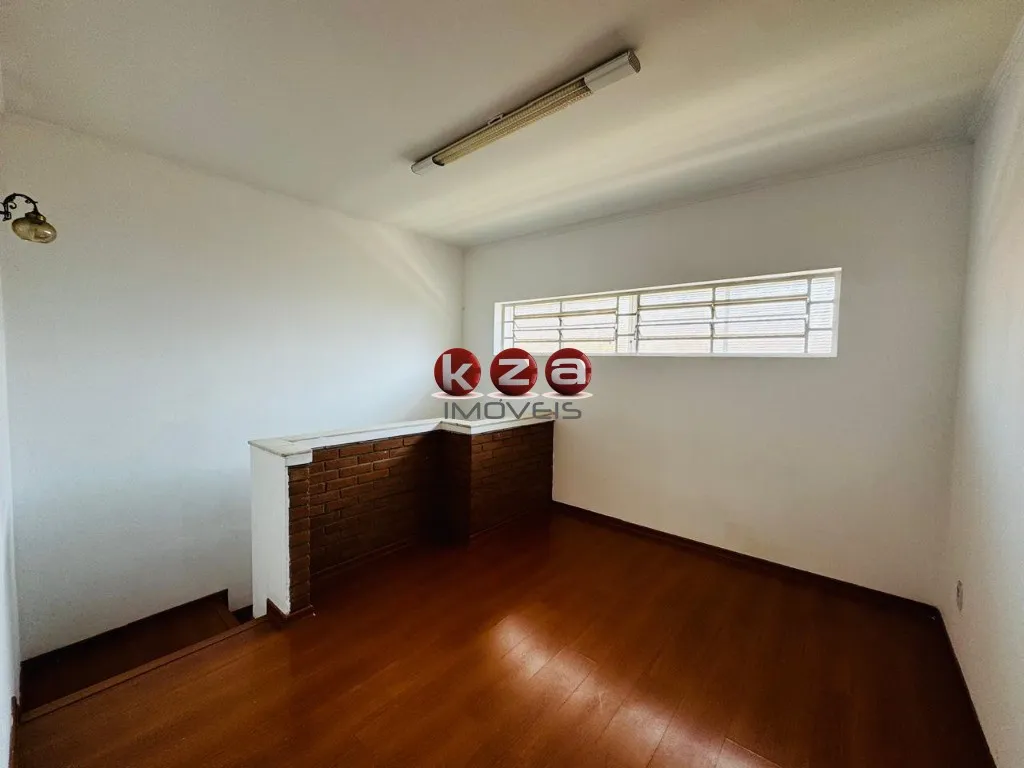 Imagem Imperdível oportunidade: Casa comercial de 3 quartos, 1 suíte, 3 salas, 3 banheiros e 2 vagas em Vinhedo-SP, Centro.