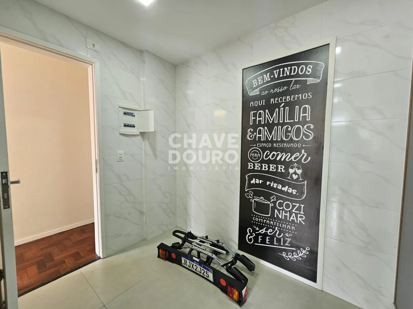 Imagem Apartamento de 2 quartos + dependência, varanda, 2 vagas e elevador.