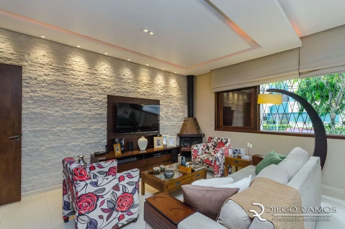 Imagem Casa para Venda - 216m², 4 dormitórios, sendo 1 suites, 4 vagas - Menino Deus