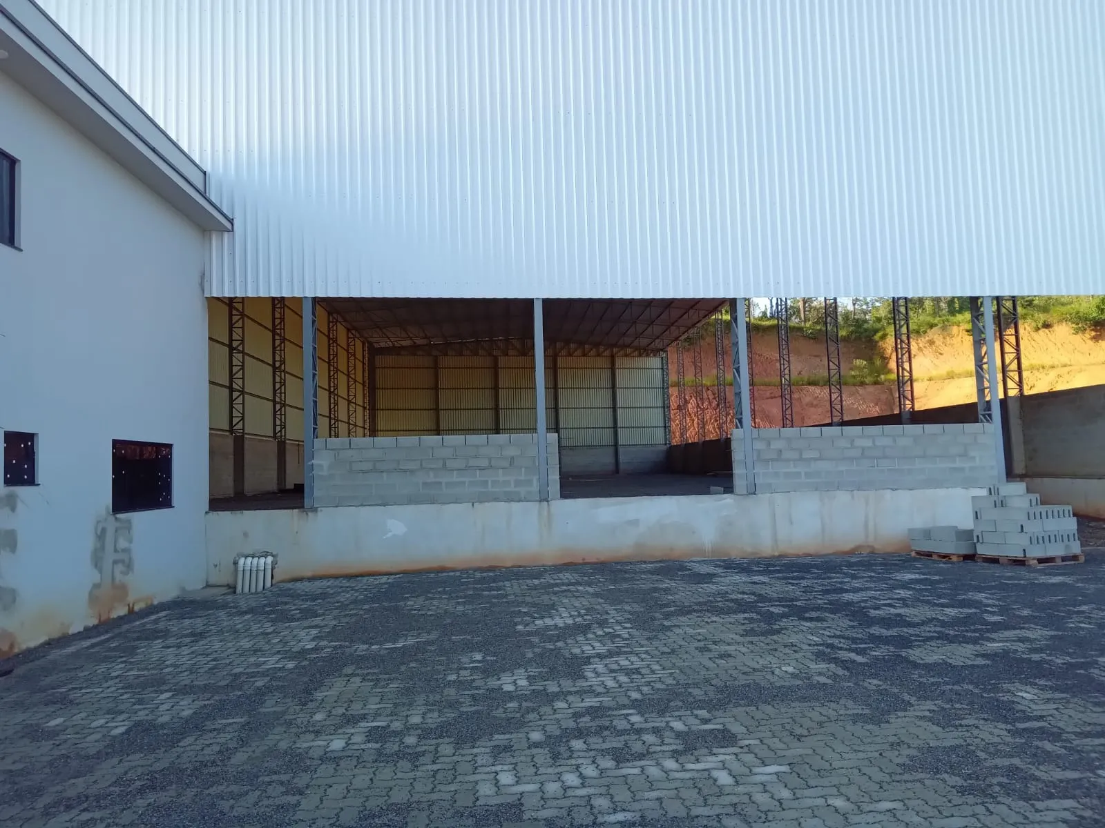 Imagem Galpão Comercial para Venda ou Locação em Cambuí-MG, Bairro Água Comprida: 1 Sala, 2 Banheiros, 5 Vagas de Garagem, 3.600m² de Área.