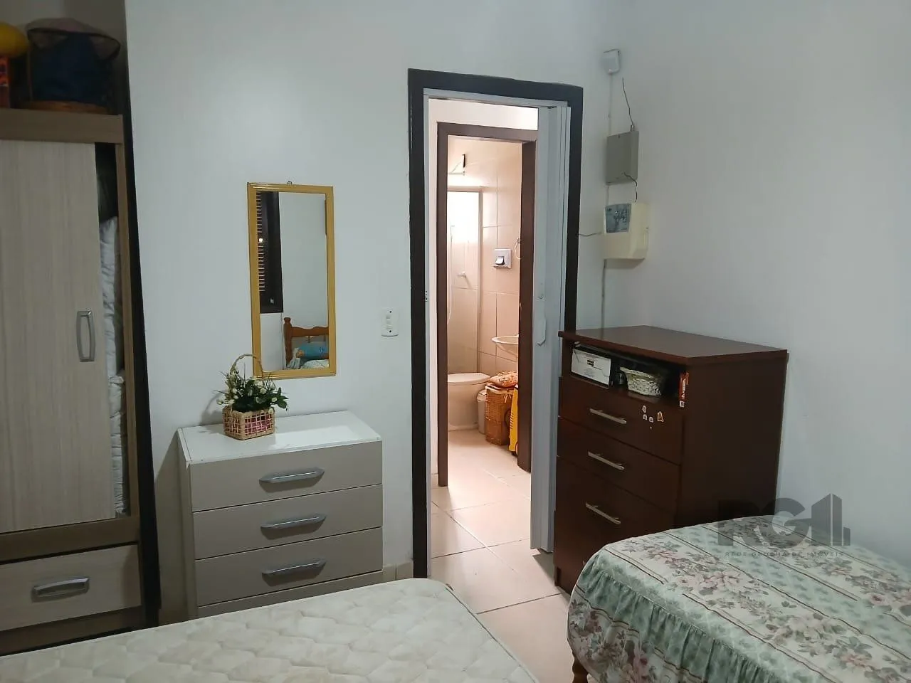 Imagem Casa de 2 dormitórios, com banheiro social, e um living em 2 ambientes, com banheiro Social, e cozinha com área de serviço, mais um patio pra 3 carros, e uma piscina nos fundos...