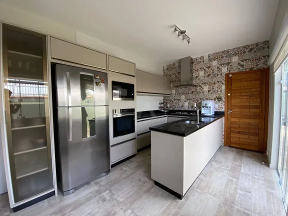 Imagem CASA COM PISCINA, 3 QUARTOS SENDO 1 SUÍTE, BAL MARILUZ