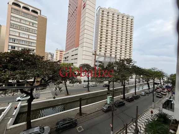 Imagem Apartamento à venda com 300m², 4 qurtos, 1 suíte, dependência, vista mar por R$1.320.000,00 no Gonzaga em Santos