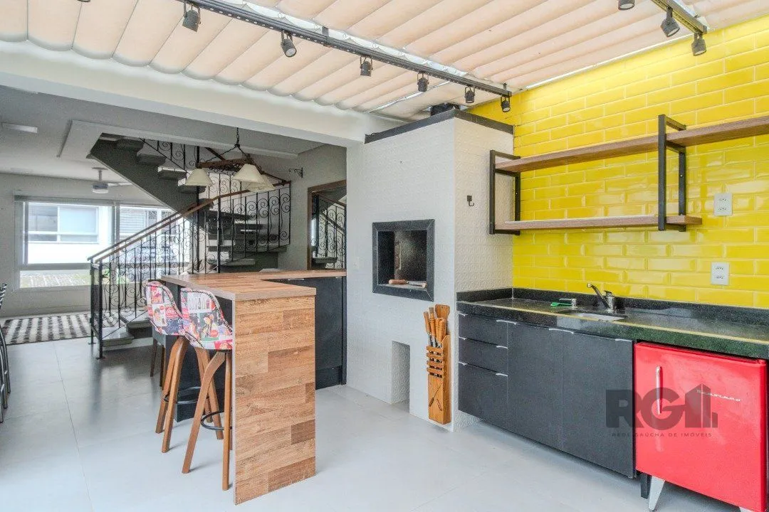 Imagem Casa impecável e mobiliada, com 3 niveis, possui 3 dormitórios sendo 1 suíte, 4 banheiros.