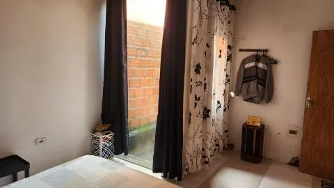 Imagem VENDA DE SOBRADO NO PARQUE RODRIGO BARRETO, EM ARUJÁ/SP, 250m² com 3 quartos, suíte, varanda, quintal e garagem fechada para 2 autos. CONSULTE-NOS.