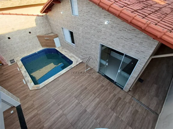 Imagem Espaçosa Casa Térrea à Venda no Ocian, Praia Grande - 3 Quartos e Churrasqueira