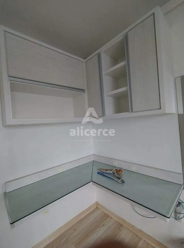 Imagem Apartamento semi mobiliado, 3 dorm. com suíte, andar alto e vista livre em Barreiros - São José - SC
