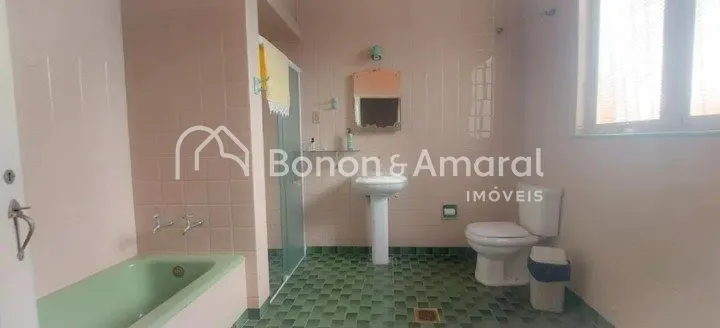 Imagem Casa com 3 Quartos sendo 1 suíte e 3 banheiros à Venda, 211 m²