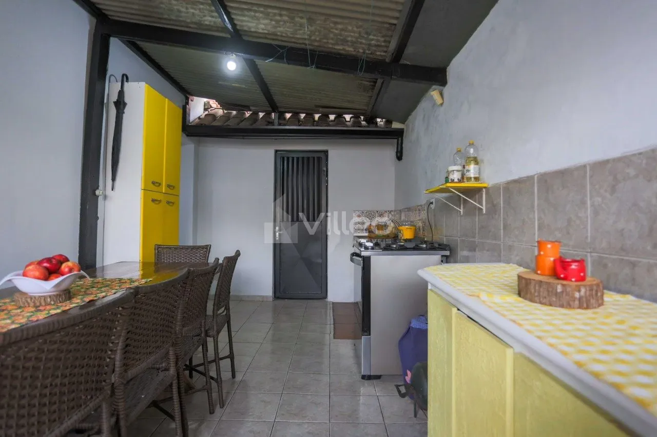 Imagem Casa de esquina com 2 casas no mesmo terreno, ideal para morar com a família ou ter uma segunda ren...