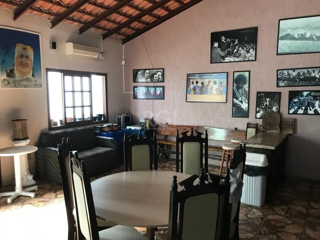 Imagem Casa para Venda - 270m², 4 dormitórios, sendo 1 suites, 5 vagas - Partenon
