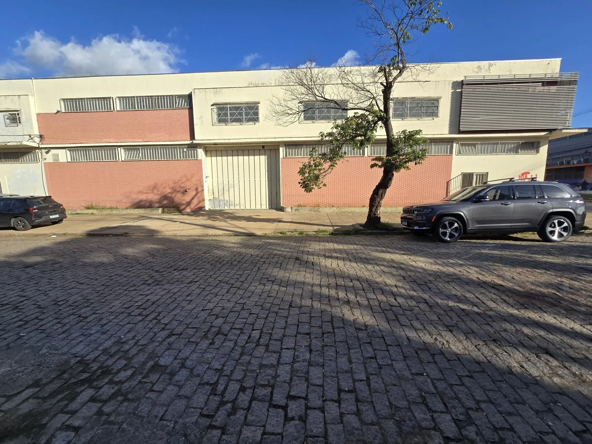 Imagem Galpão Logístico 2.000 m² com Doca e Pé-Direito Alto - Localização Estratégica