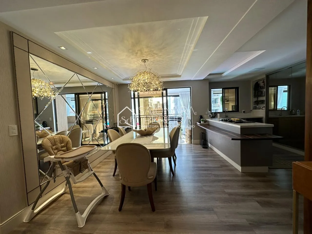 Imagem "Venha conhecer nosso espaçoso apartamento de 140m², 3 quartos e sacada com churrasqueira! Condomíni