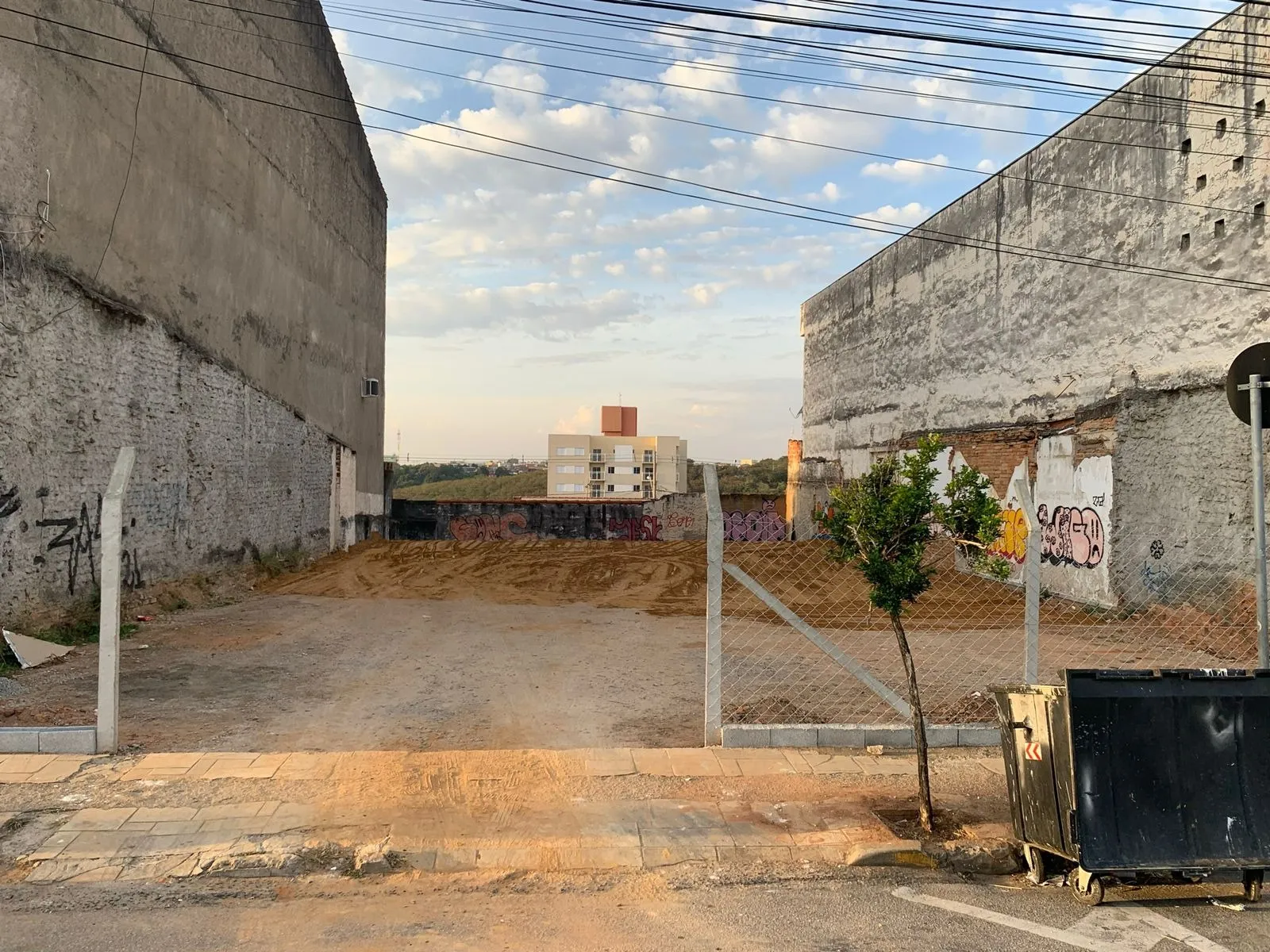 Imagem Terreno plano para fins comerciais