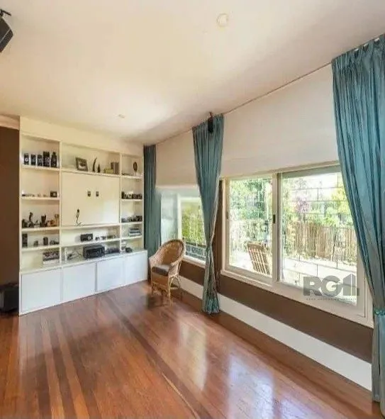 Imagem Excelente casa de 220m² com 3 dormitórios no bairro Tristeza.