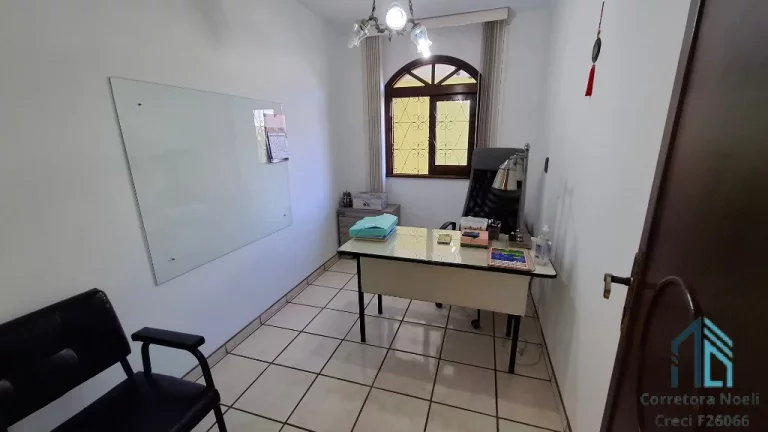 Imagem Casa com amplo terreno, a venda 04 quartos c/suíte no Seminário em Curitiba PR