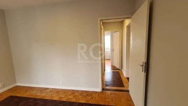Imagem Apartamento 02 dormitórios com dependência e duas vagas no bairro São João.