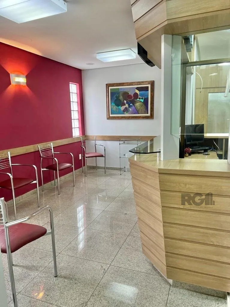 Imagem Conjunto comercial para comprar totalmente mobiliado e desocupado, localizado na prestigiada Rua Felipe Camarão, em frente à Redenção.