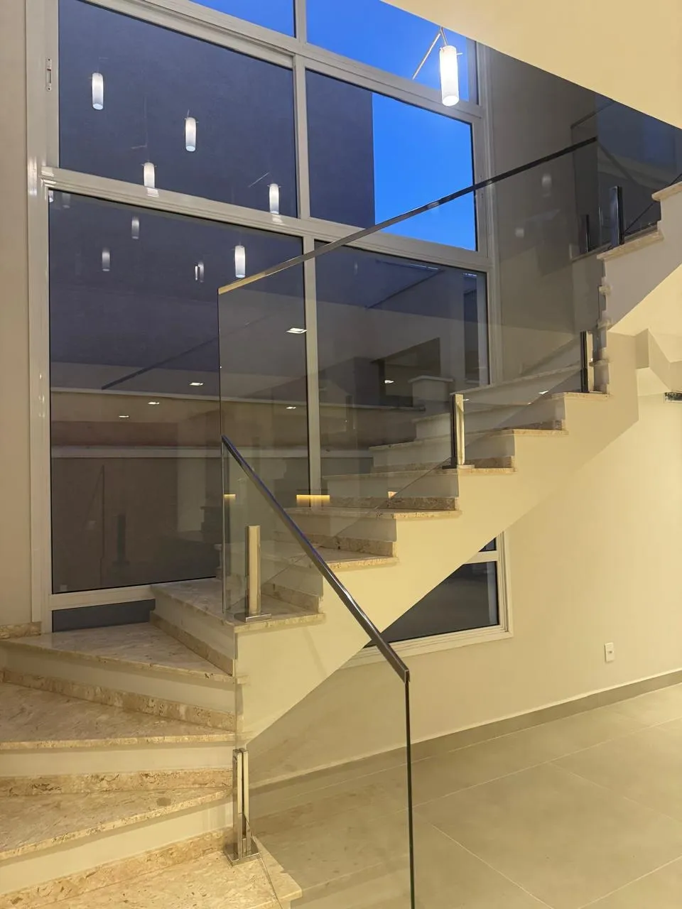 Imagem Sobrado de alto padrão à venda no Condomínio Mont Blanc, Sorocaba, com 3 suítes, piscina e 280 m²