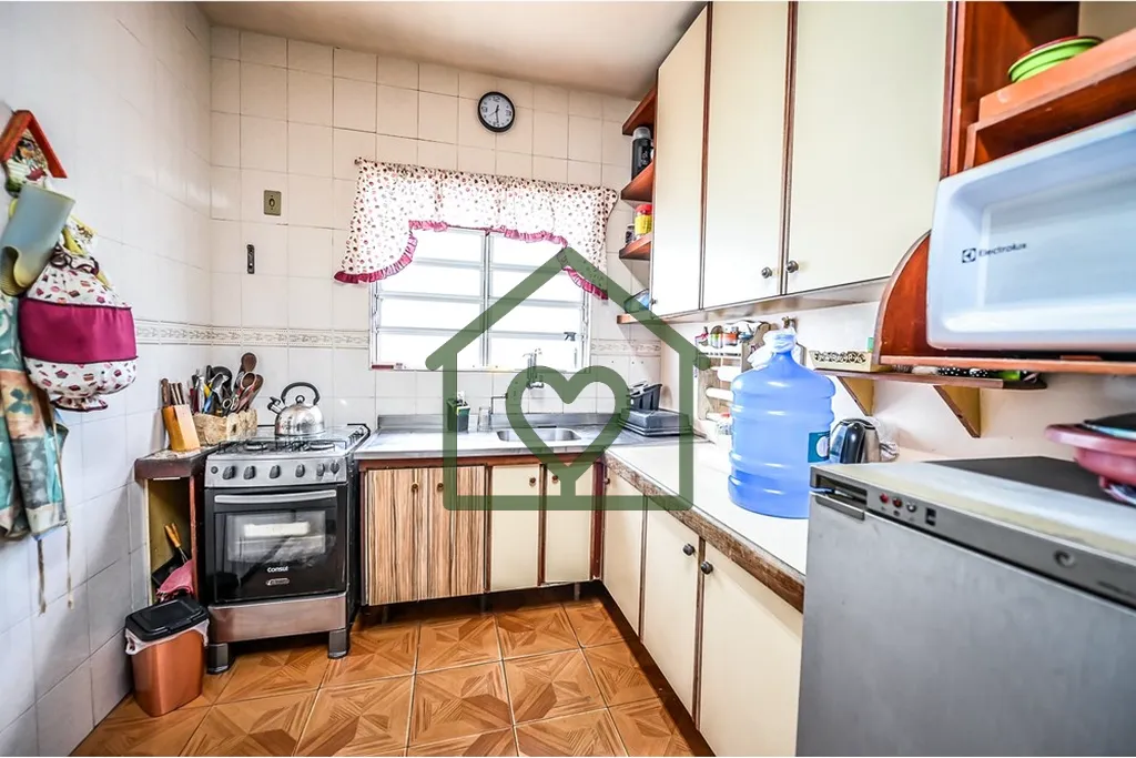 Imagem Prepare-se para se apaixonar por esta encantadora casa de condomínio, localizada no charmoso bairro...