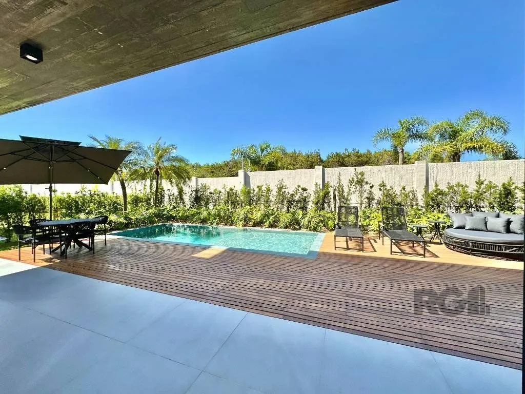 Imagem sobrado de luxo está à venda em um exclusivo condomínio à beira-mar