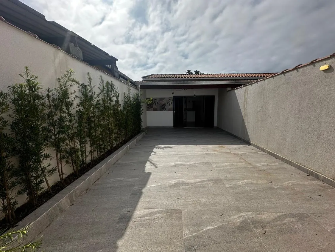 Imagem CASA NOVA COM PISCINA, 02 DORMITÓRIOS E DISPONÍVEL PARA VENDA E LOCAÇÃO LADO PISTA NA VILA ATLÂNTICA EM MONGAGUÁ