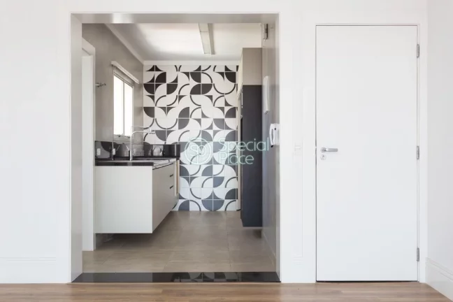 Imagem Cobertura toda reformado, possui uma suíte master com closet, living para dois ambientes, cozinha p...