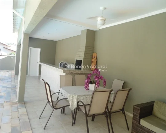 Imagem Encante-se com esta linda casa de acabamento impecável, localizada em um dos melhores condomínios ...