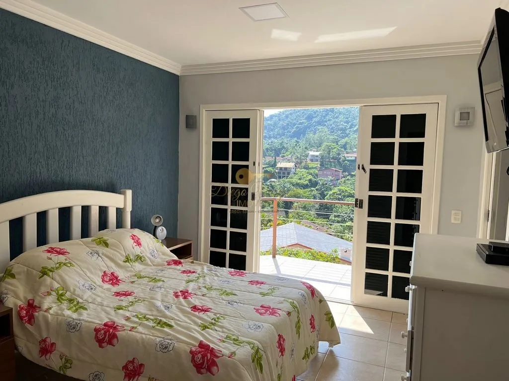 Imagem Casa em Condomínio para Venda em Teresópolis / RJ no bairro Comary