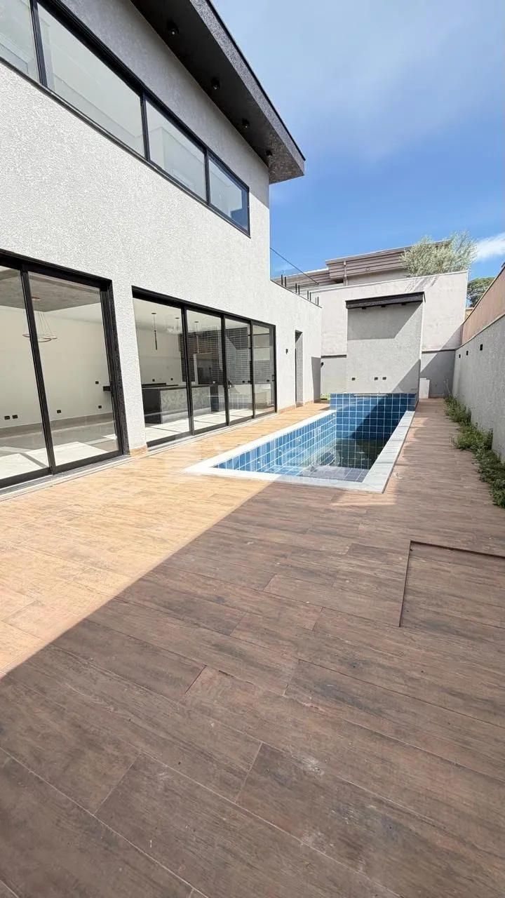 Imagem Apresentamos esta incrível residência de alto padrão, planejada para oferecer conforto, elegânci...