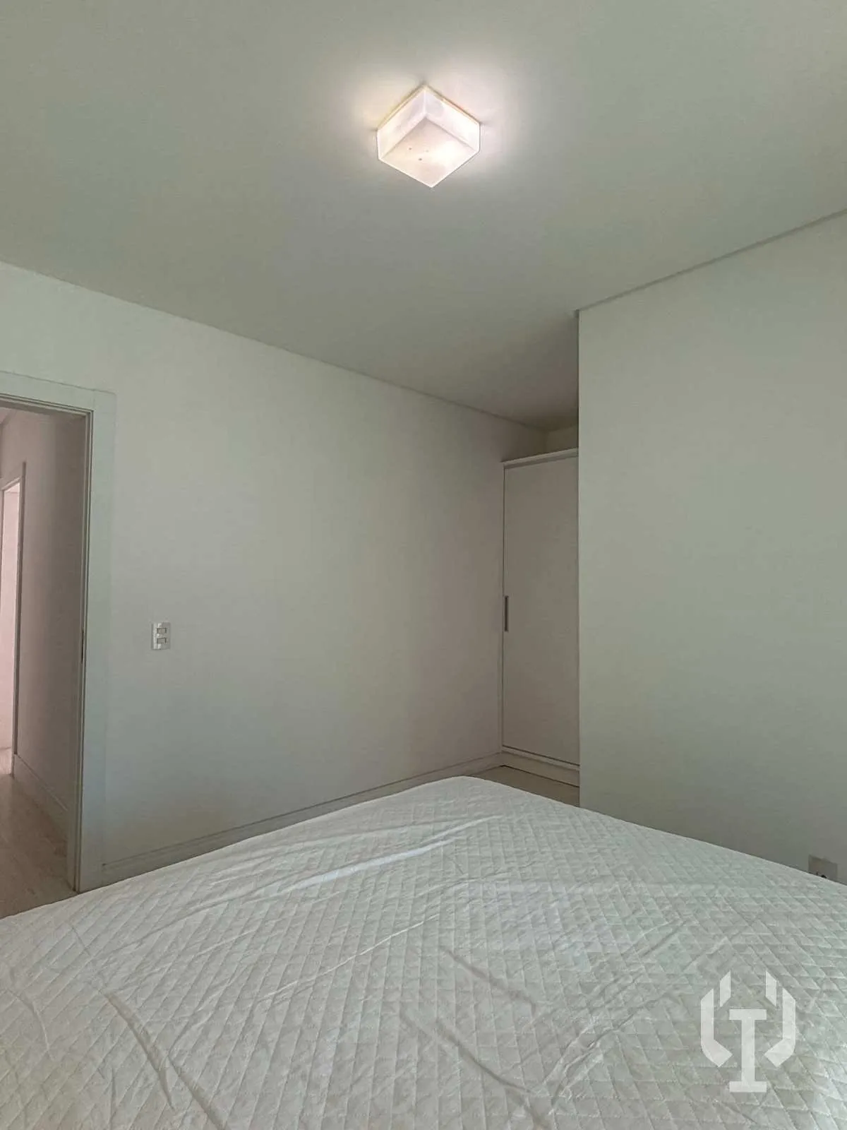 Imagem Apartamento com 3 dormitórios e 2 vagas de garagem em Meia Praia