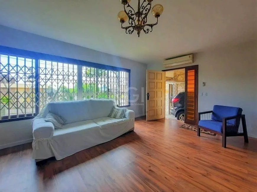 Imagem Excelente casa com 3 dormitórios e 3 vagas de garagem